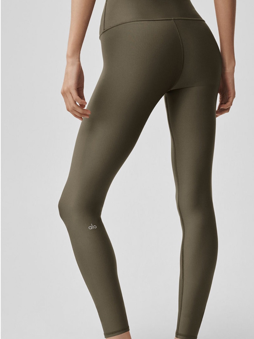 Alo Yoga Airlift Legging in Olive Tree
New Without Tags